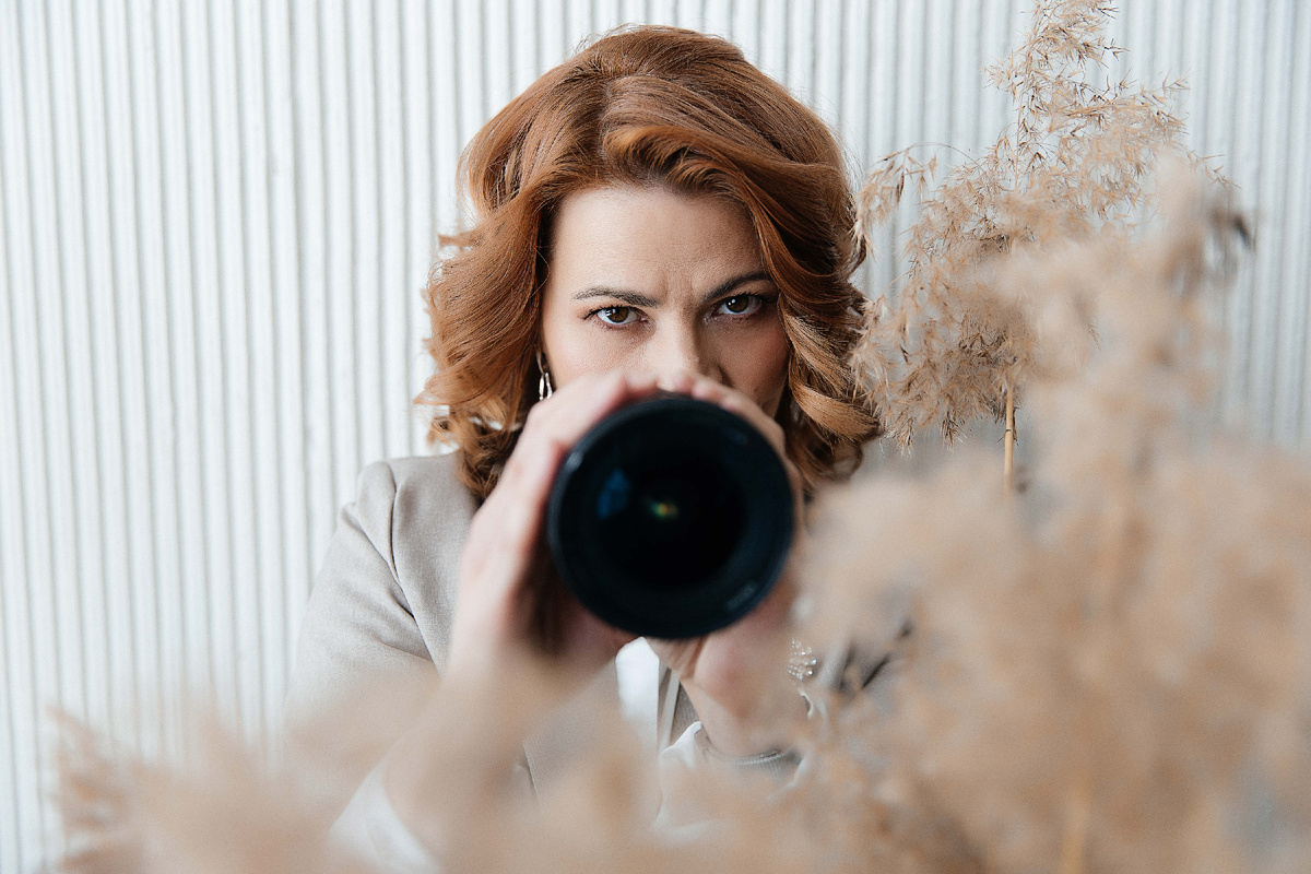 2. Безопасность цифрового пространства, защита в сети без чтения личных переписок.
Специалист анализирует публичную активность ребенка и его окружения: паблики, комментарии, вовлечение в деструктивные сообщества; анализ признаков подавленного психологического состояния из-за травли в сети.
Проверка «странных друзей», активностей в соцсетях новых знакомых ребенка.
При серьезных подозрениях, детектив может законно помочь проанализировать структуру входящих-исходящих вызовов, чтобы выявить подозрительные контакты, не прослушивая сами разговоры.
Если подтвердится буллинг, детектив поможет юридически грамотно собрать доказательства для обращения в правоохранительные органы и может организовать правовое сопровождение.
---
3. Безопасность физической среды.
Осмотреть дом, проанализировать путь до школы, секций и кружков, предложить безопасный маршрут — это база.
===
Экстра-возможности детектива
===
Находясь на эмоциональном отдалении от ребенка, деликатный детектив с психологическим образованием (прозрачный намёк) может объяснить, что в поведении ребенка является возрастной нормой, а что — следствием негативного влияния.

В моём арсенале есть уникальные методы для определения истинных мотивов и выявления скрытых проблем на стадии, позволяющей предотвратить их реализацию или обезопасить семью от последствий.

Вам не нужен будет тотальный контроль и власть над ребенком из-за тревоги за него, так как у вас будет знание о его жизненном пути и спокойная уверенность, которая сохранит открытость и взаимное уважение в семье.
Если сомневаетесь, можете написать анонимно свой вопрос. Ни одна ситуация не сможет удивить опытного специалиста.
- - -

Руководитель детективного агентства «Из-под земли»
частный детектив Оксана Дворцова.
Работаем по всей стране.
Безопасный офис: г. Екатеринбург, ул. Розы Люксембург, 49, в БЦ «Онегин»
Прямой телефон и мессенджеры: +79506466965

