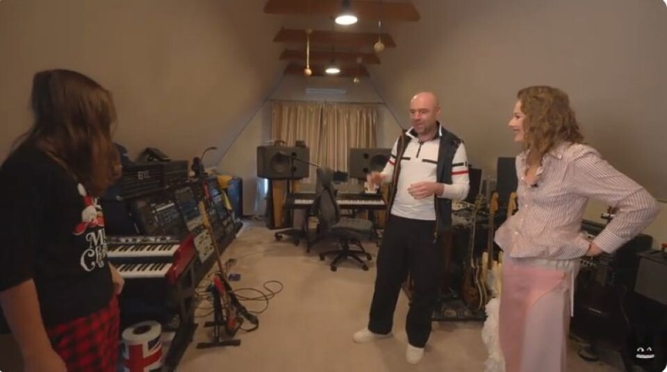    Роман Товстик и Полина Диброва показали свой новый дом. Источник: "Осторожно: Собчак" / Youtube.com