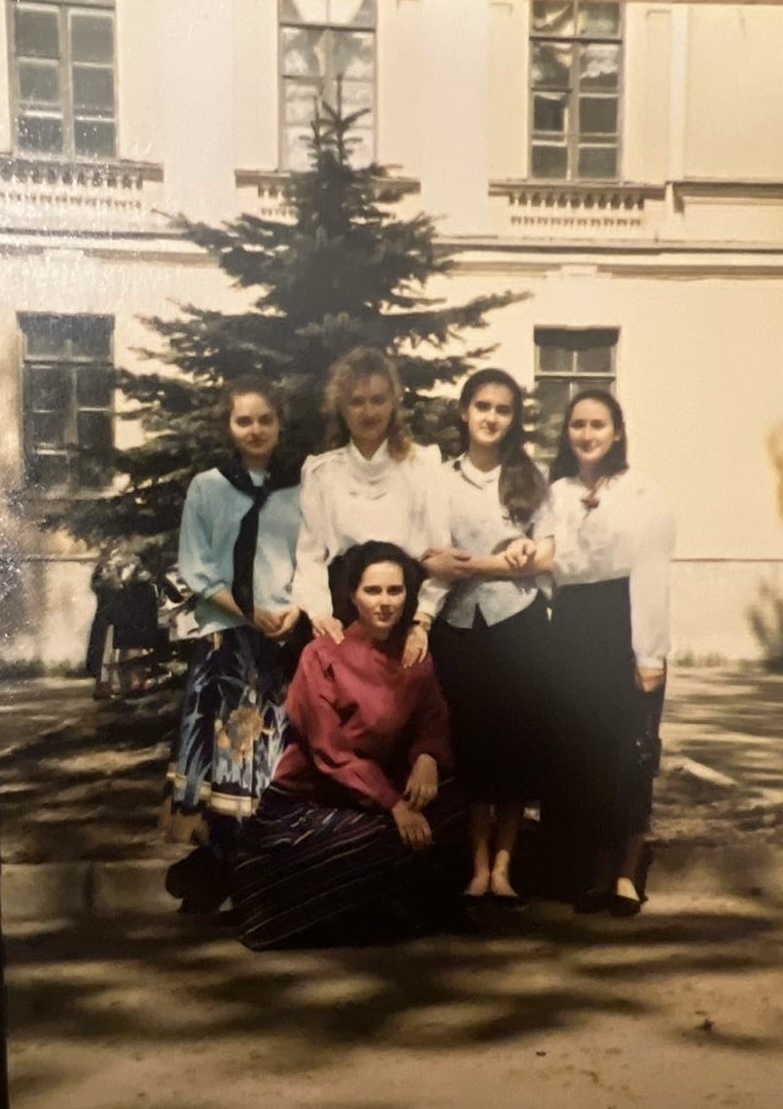 С однокурсницами. Первый ряд: Елена Игоревна Линькова (нынешний преподаватель постановки голоса).