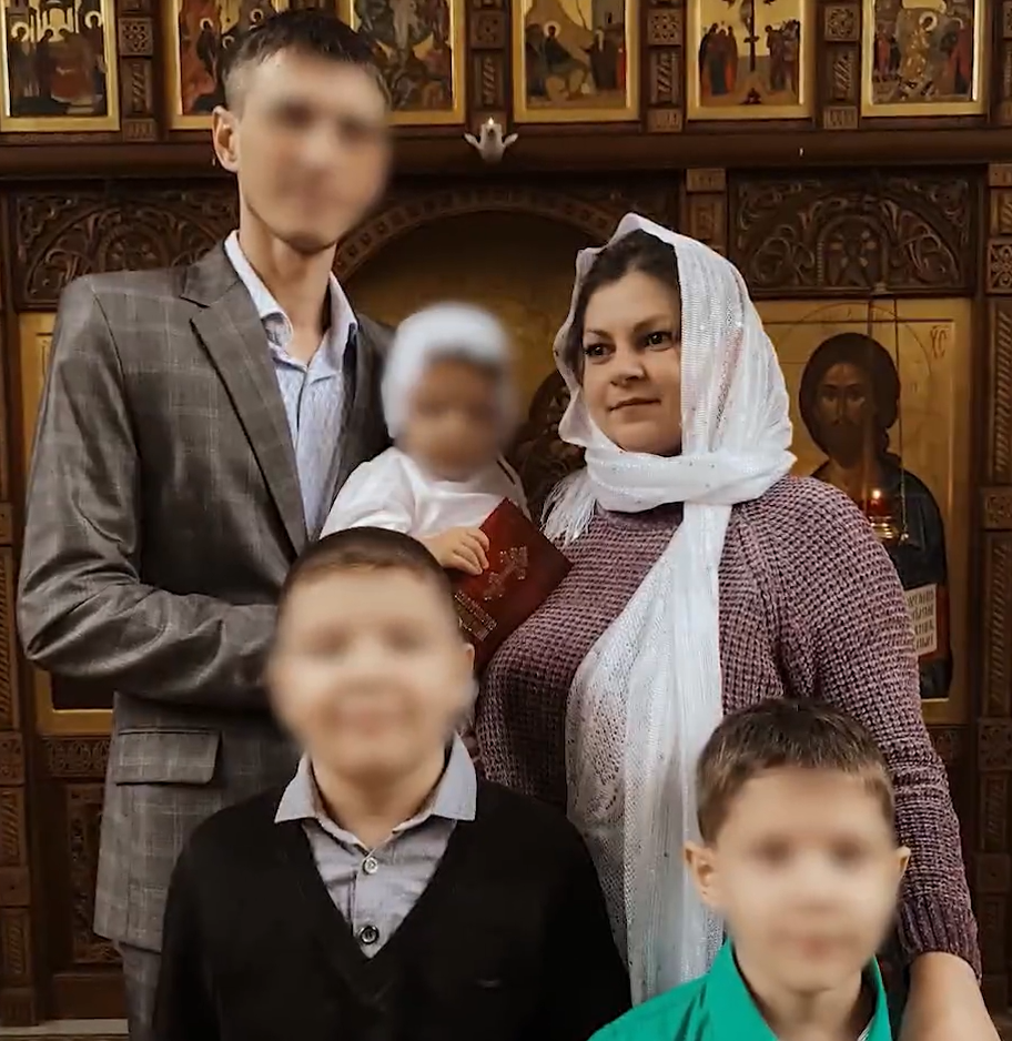 Мария Шиндина с детьми и мужем 