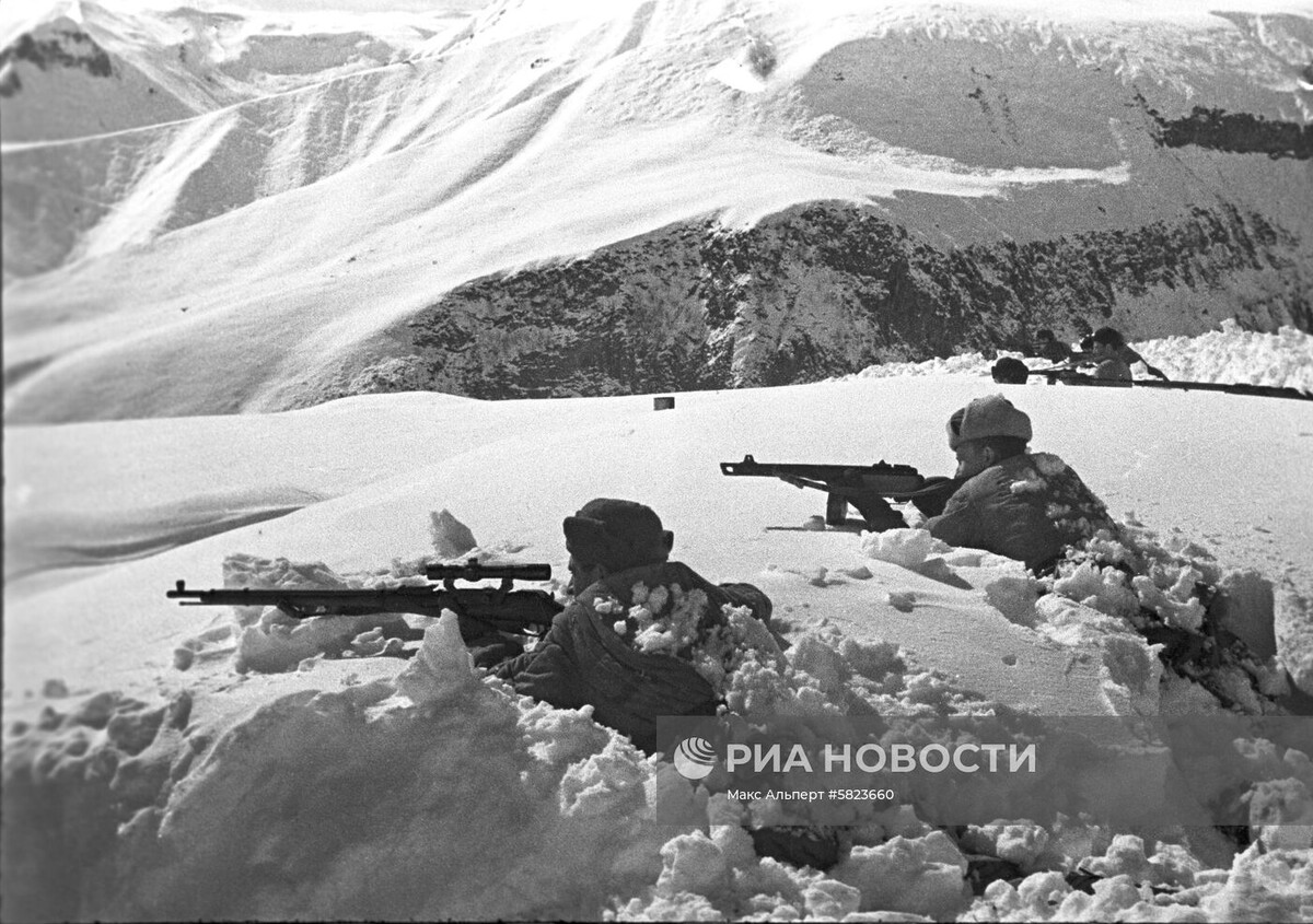 Бойцы горно-стрелковой дивизии обороняют один из кавказских перевалов