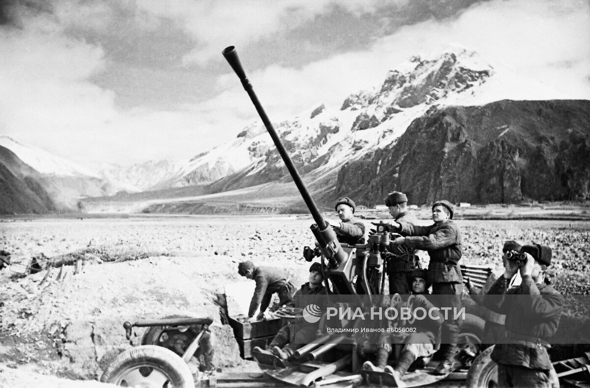 Советские войска ведут огонь по укреплениям врага в районе города Орджоникидзе