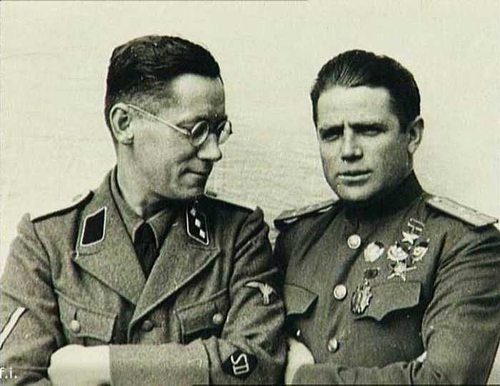 П.И.Таврин в форме советского офицера (слева) и штурмбанфюрер Грейфе.Ордена на груди Таврина размещены неправильно
