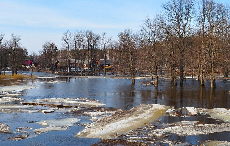 Весна, разлилась речка.