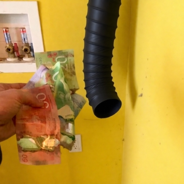 Случайно нашли деньги в вентиляции.