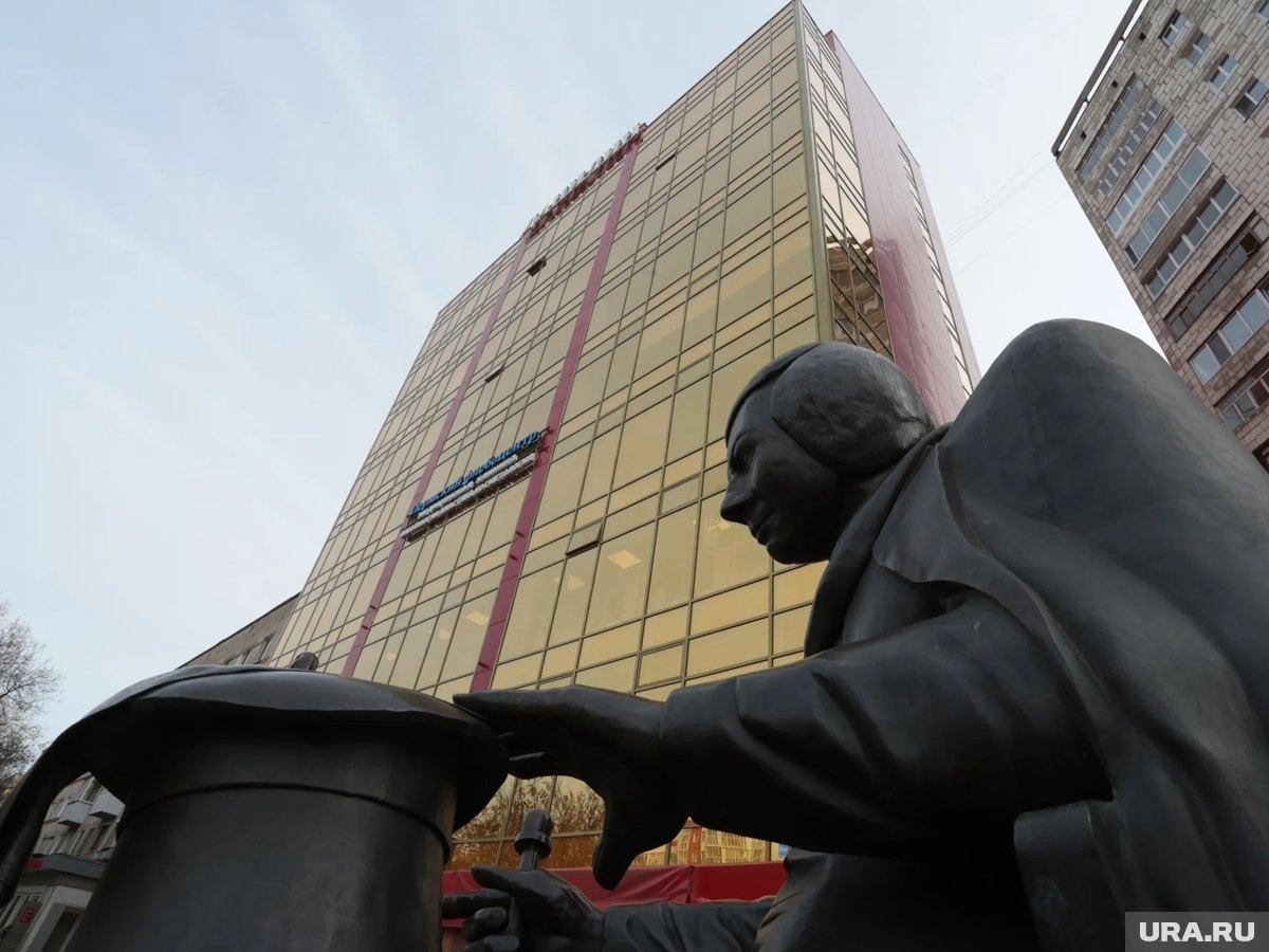     Памятник Владимиру Данилину находится около его театра