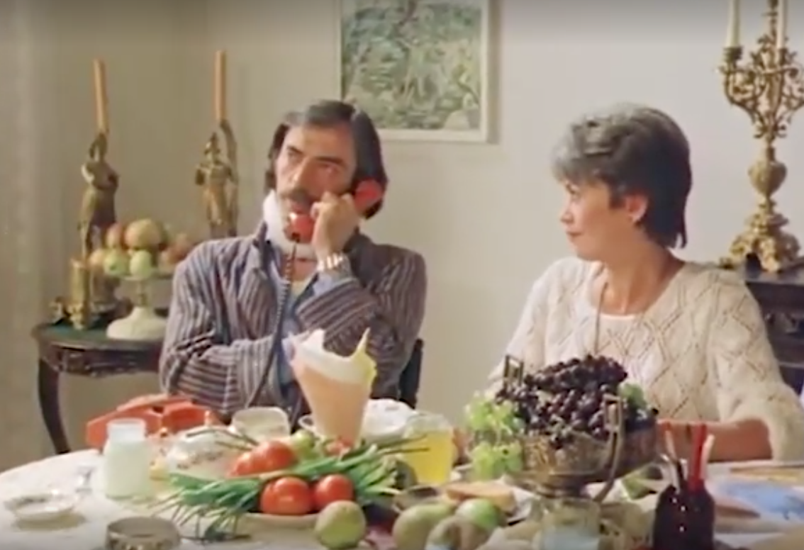 Счастливая семья - это творческий дуэт в дорогих интерьерах и изобилии. На столе видим виноград - греческий (и заодно советский) символ изобилия. Кадр из фильма "Выше радуги" (Одесская киностудия, 1986 г.)