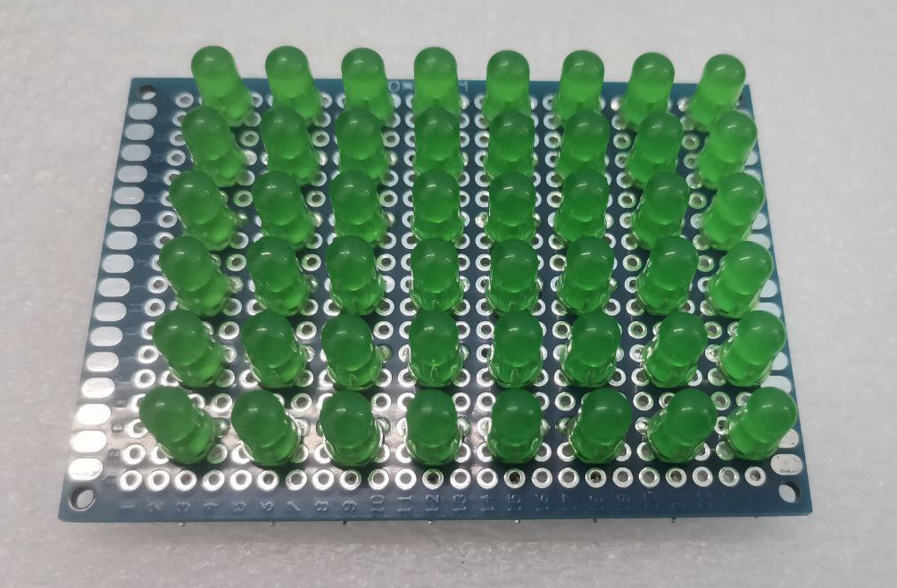 Немного светодиодов на макетной плате.