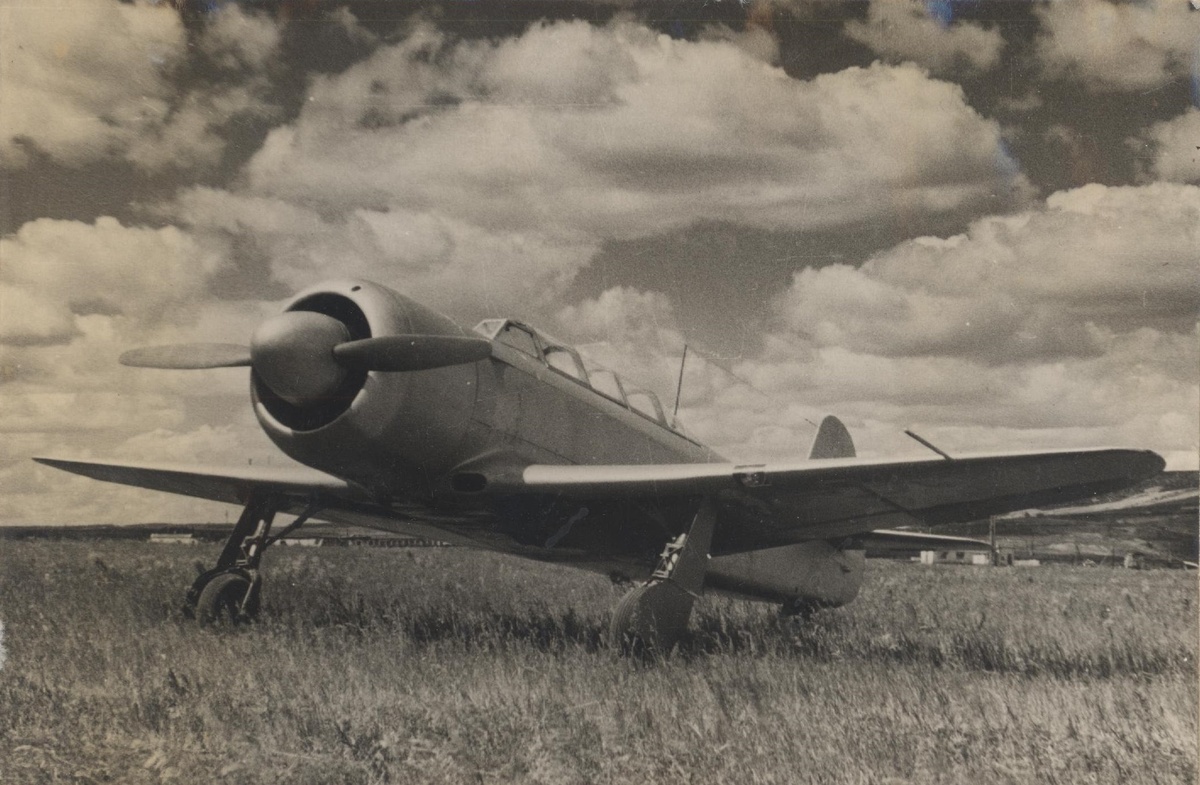 Учебно-тренировочный самолет Яковлев Як-11 с двигателем АШ-21, запущенный заводом № 292 в серийное производство в 1946 г.