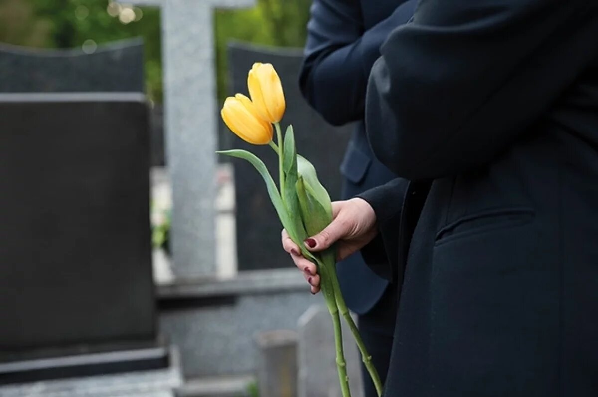    Каждый из ушедших оставил яркий след в культуре, науке, спорте и медицине.