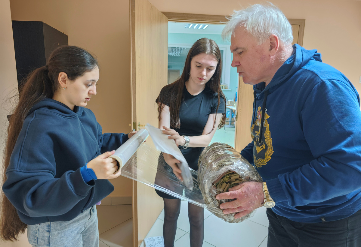 Упаковка сетей для передачи в зону СВО, октябрь 2025