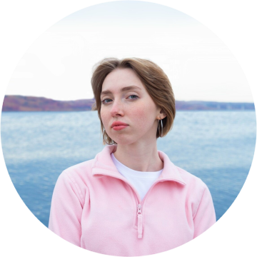 «В вузе мы снимали небольшие студенческие работы, посещали различные курсы и фестивали в сфере кинематографии. На втором курсе нам дали задание придумать идею для собственного фильма. Я решила обратиться к ульяновским легендам и наткнулась на статью о красивой истории, о Маришкином роднике. До этого я не знала о его существовании», – вспоминает 22-летняя Виктория Пескова.