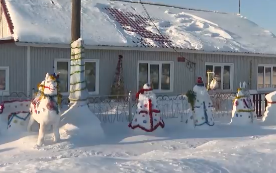     Жители сёл и деревень на западе края создают зимние скульптуры во дворах