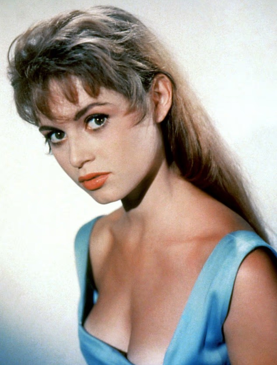 Брижит, изображенная на фотографии 1955 года, начала свою карьеру в качестве модели еще до того, как ее кинокарьера пошла в гору после знакомства со своим первым мужем, Роже Вадимом.