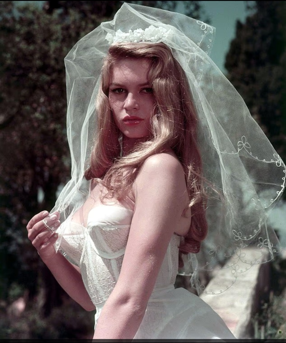 Известная как первая «Секс-кошечка», Бардо получила международную известность благодаря своей роли в фильме 1956 года «И сотворил Бог женщину», режиссером которого был ее первый муж Роже Вадим.