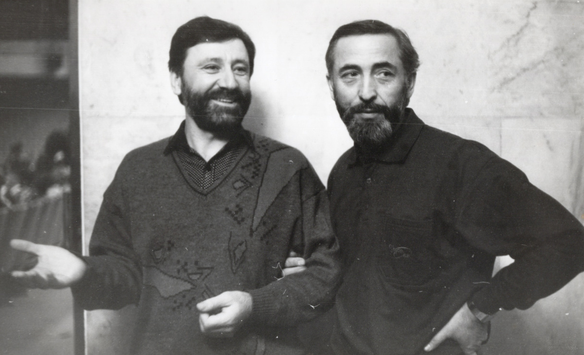 С художником Умаром Мижевым (справа)