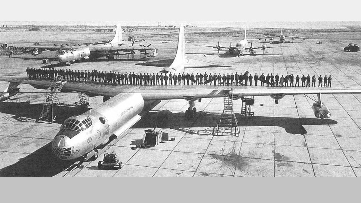 На фотографии: Convair B-36 Peacemaker ("Миротворец")– стратегический межконтинентальный бомбардировщик, самый большой массово выпускавшийся поршневой боевой самолёт в истории авиации. Источник фото: https://aviadejavu.ru/Images6/AV/AV06-3/13-1.jpg