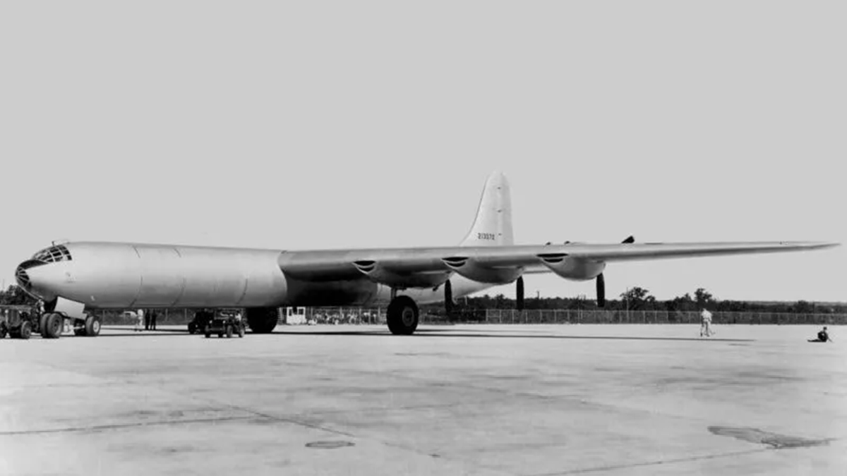 На фотографии: первый шестимоторный Convair B-36 Peacemaker ("Миротворец") имел авиационные колёса 3 метра в диаметре. Даже с такого солидного расстояния их хорошо видно.