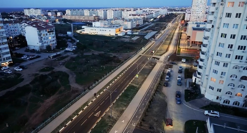    По Античному проспекту уже ходит транспорт. Фото: Видео t.me/razvozhaev