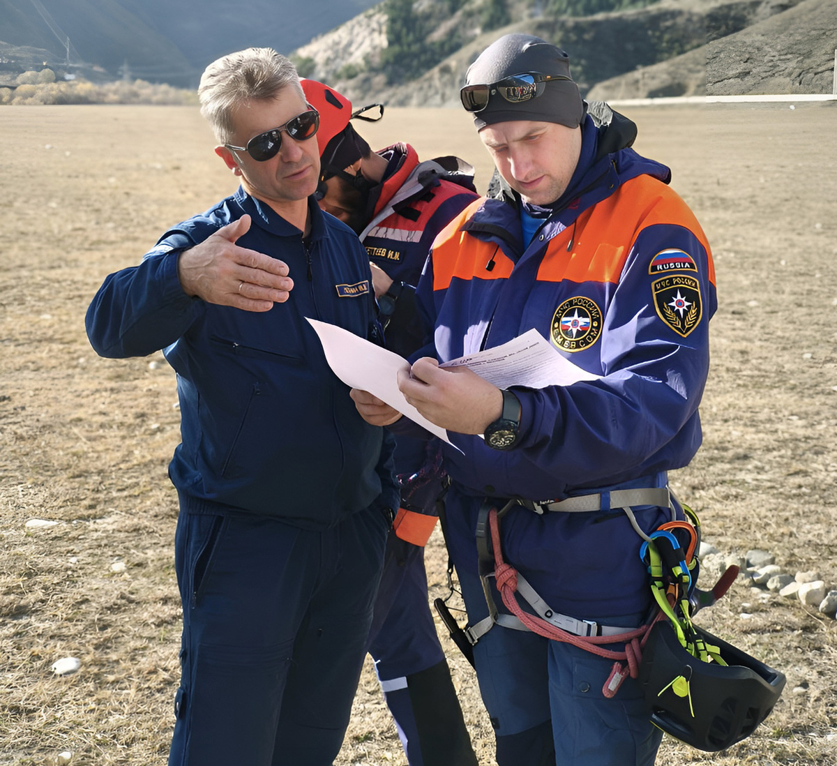 Антон Хашабаев (справа) на спасработах в горах