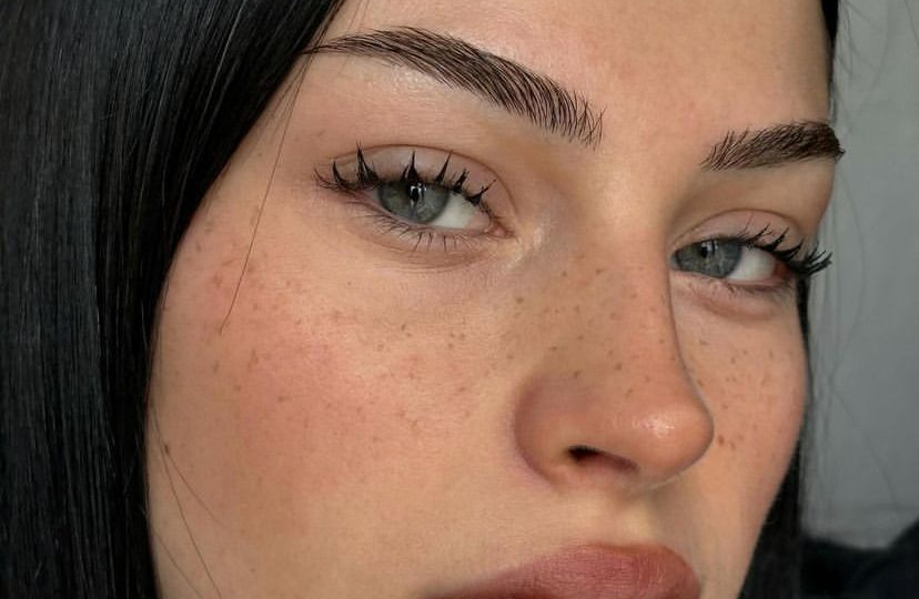 Брови 2026: 5 форм, которые выглядят естественно и не требуют постоянной коррекции