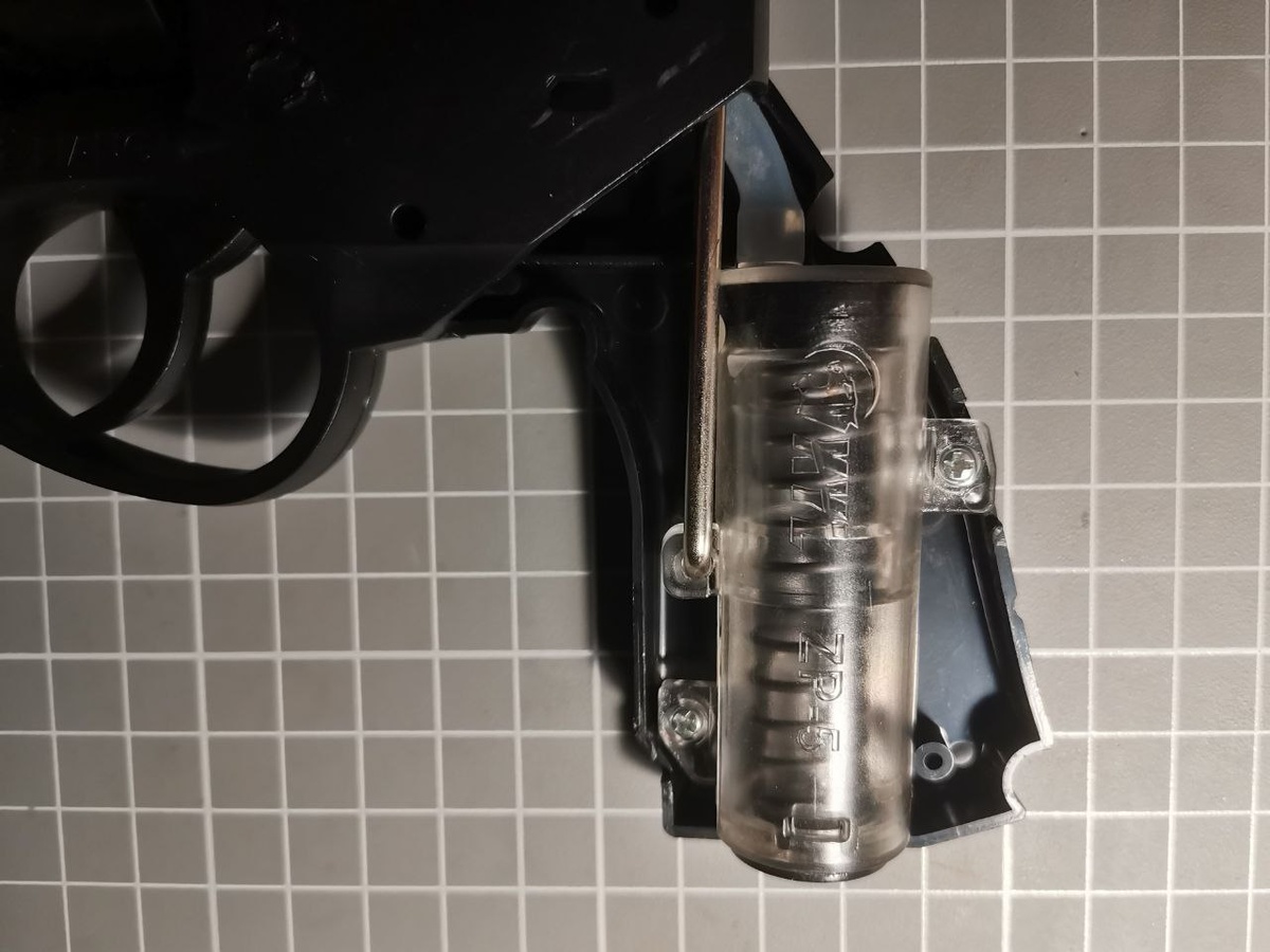 Раскручиваем рукоятку револьвера и снимаем левую половинку: