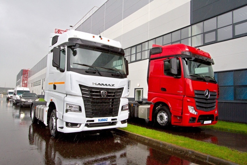 КАМАЗ-54901 и Mercedes-Benz Actros. Фото из открытых источников 