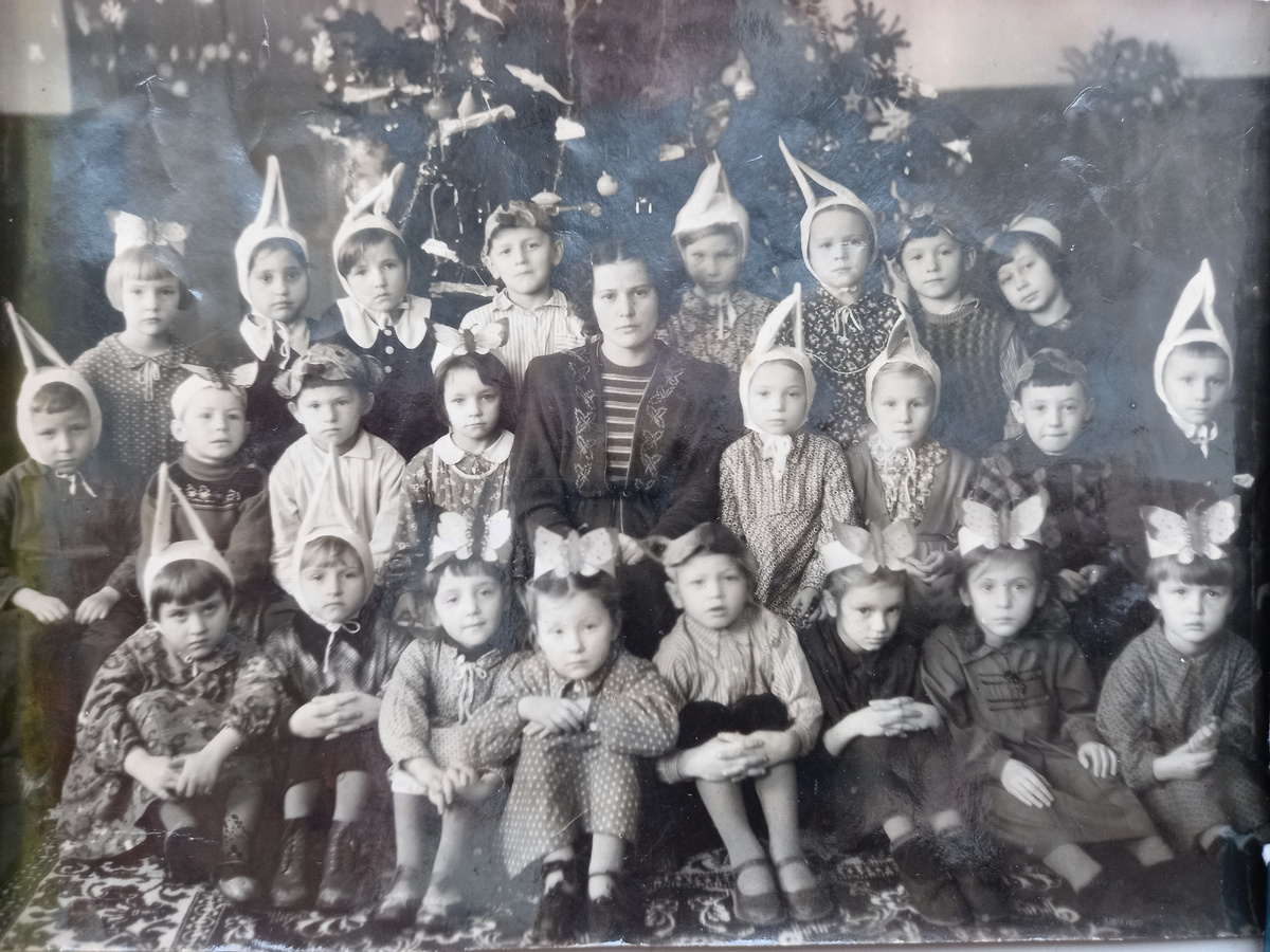 Мама - заяц за плечом у воспитателя. Фото из архива автора (год 1954 или 1955).