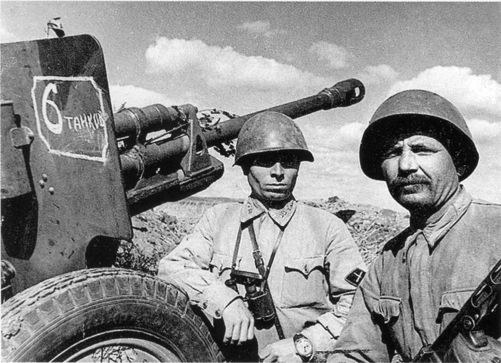 Истребительно-противотанковая артиллерия (ИПТА). Н.Я. Бабенко у пушки ЗиС-3.