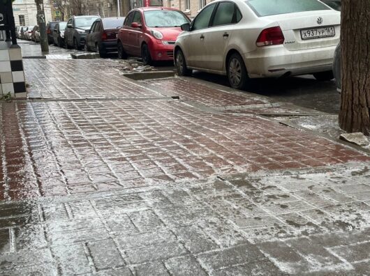    гололед на улице Суворова // фото: Городской репортер