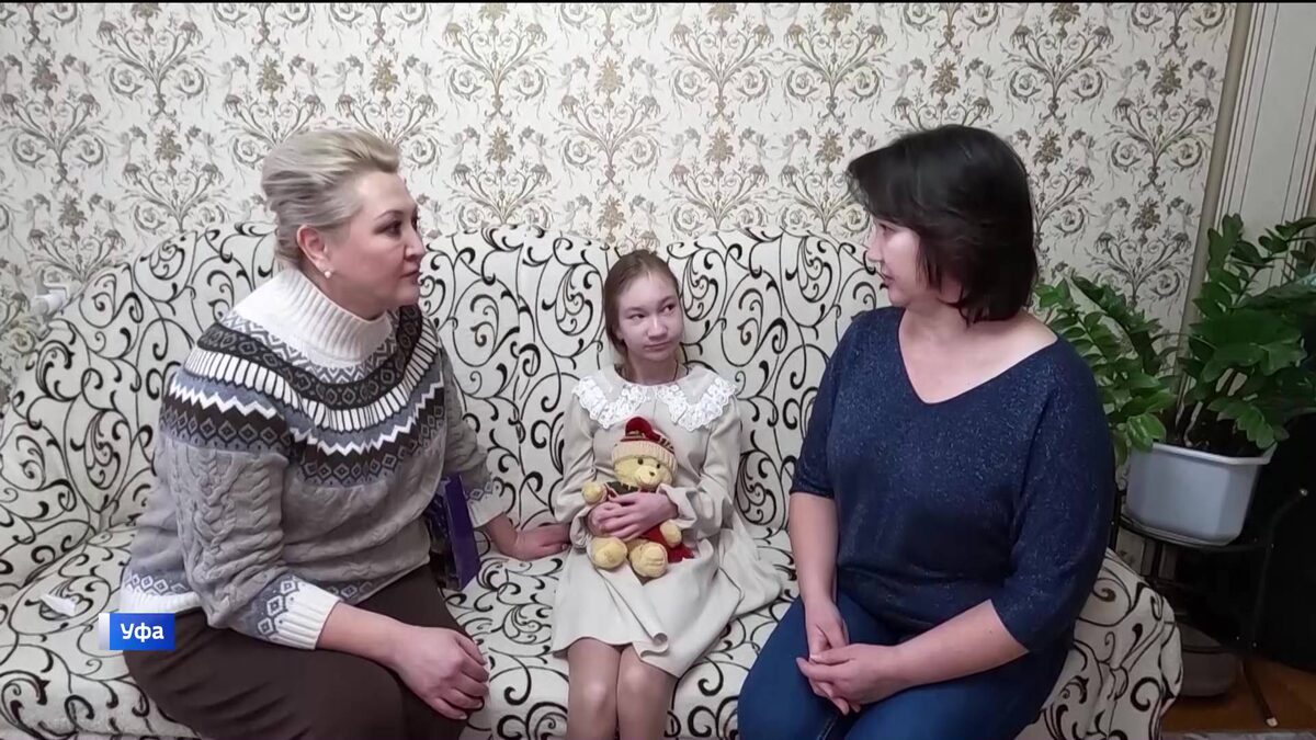    Лилия Гумерова вручила музыкальный синтезатор девочке из Уфы в рамках проекта «Елка желаний»