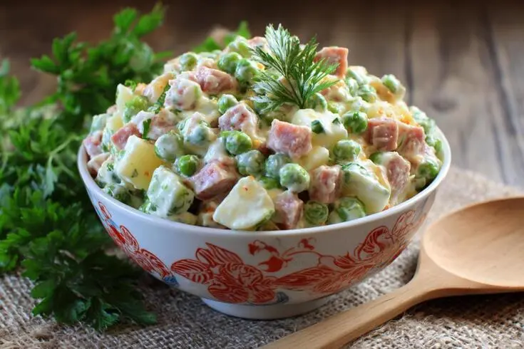 Наш знаменитый салат Оливье! Что в него добавить, что заменить?