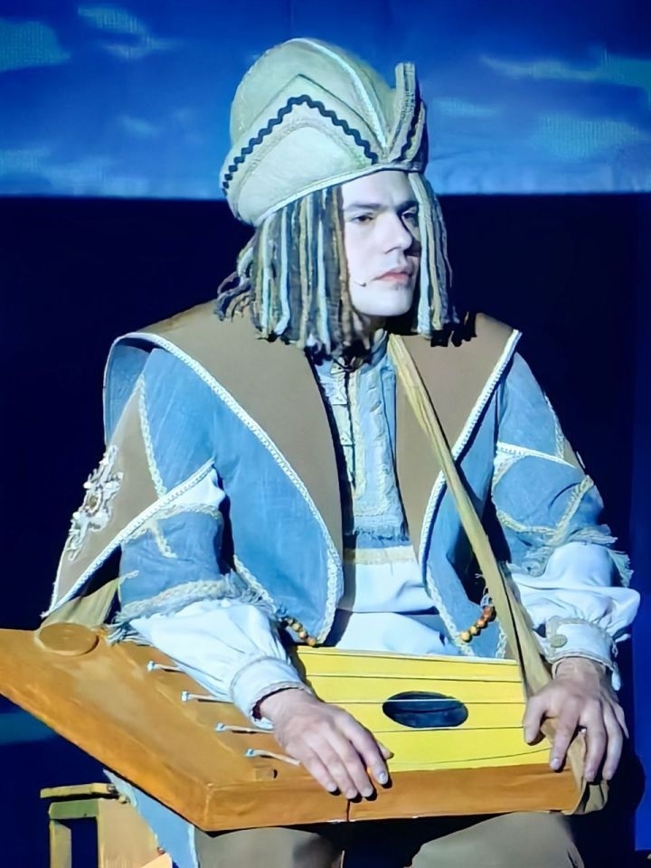 Главную роль исполнил новый актёр театра – рок-певец Валерий Митрошин