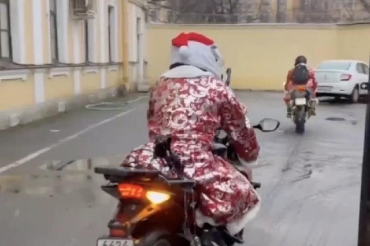    25 байкеров в костюмах Дедов Морозов задержаны в Петербурге