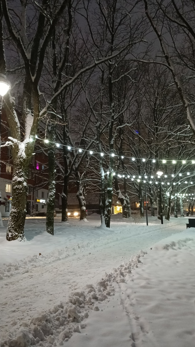 По аллее тракторок проехал с утра пораньше