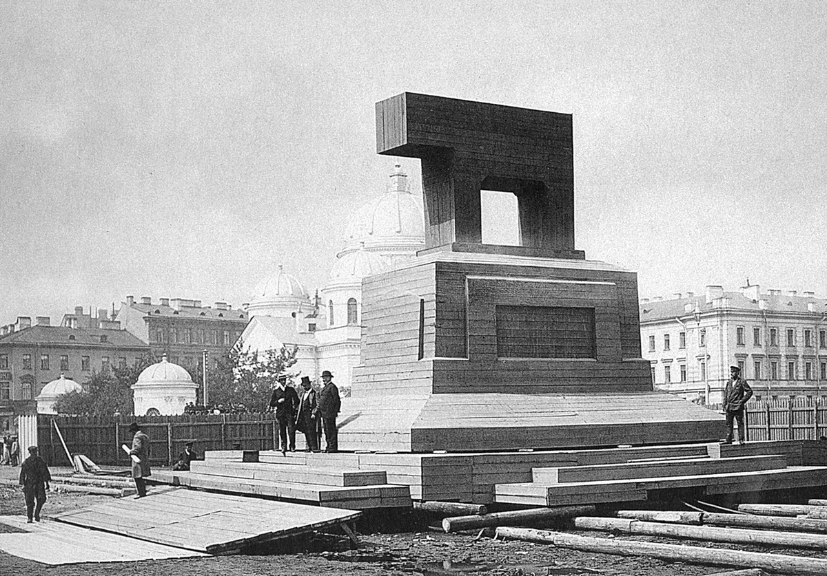 Передвижная модель для выбора места установки конного памятника Александру III 
на Знаменской площади в Петербурге