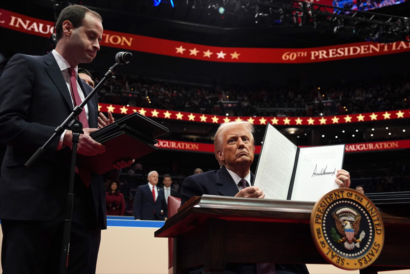    Дональд Трамп подписывает первые указы    
Фото: Chip Somodevilla / AP / TASS