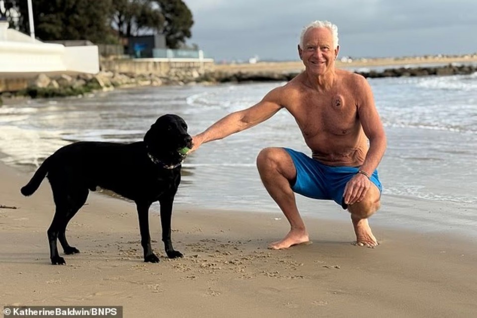   Лабрадор спас жизнь хозяину, потерявшему сознание на пляже в Британии. Фото: Katherine Bladwin/BNPS