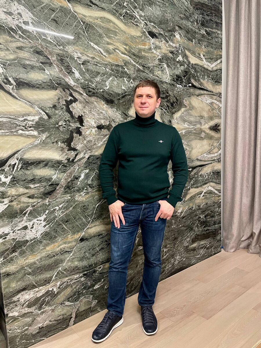 Стена из натурального бразильского кварцита Эскандинавос для ТВ-зоны