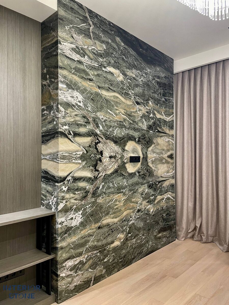 Стена из натурального бразильского кварцита Эскандинавос для ТВ-зоны