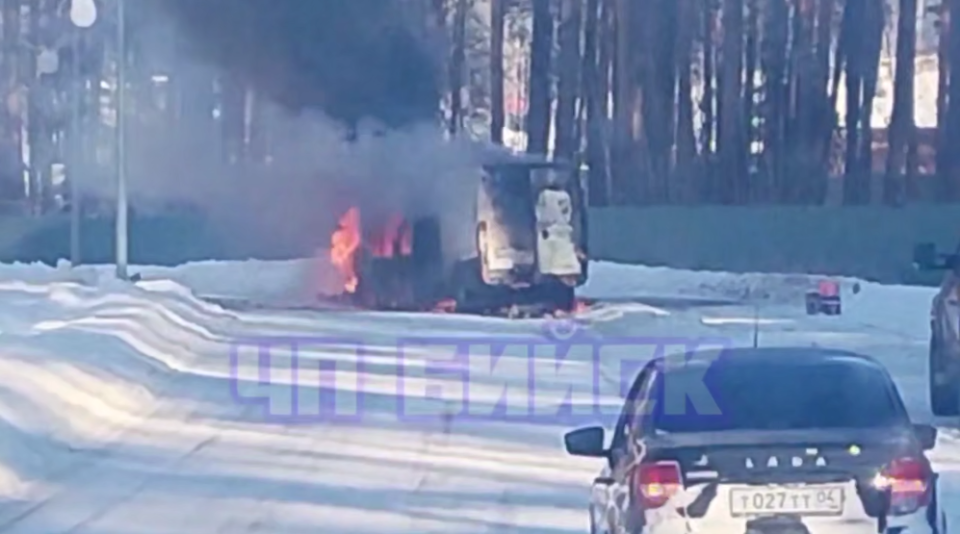    Горящий автобус. Источник: "ЧП Бийск"