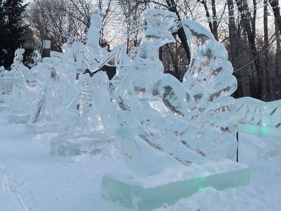    Ледовые фигуры украсили хабаровский парк «Динамо» Михаил МАЛЫШЕВ