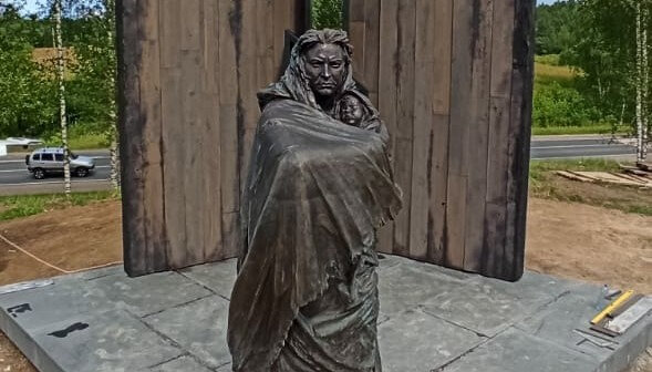 Монумент "Скорбящая мать" в Железной Горке