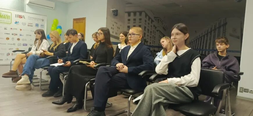    Домжуровцы в редакции "Парламентской газеты" Полина Огородникова