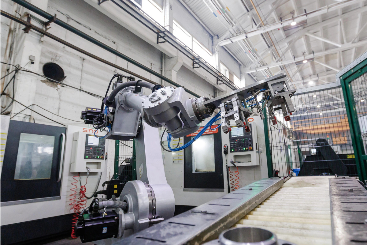 Промышленный робот RusRobot на производстве