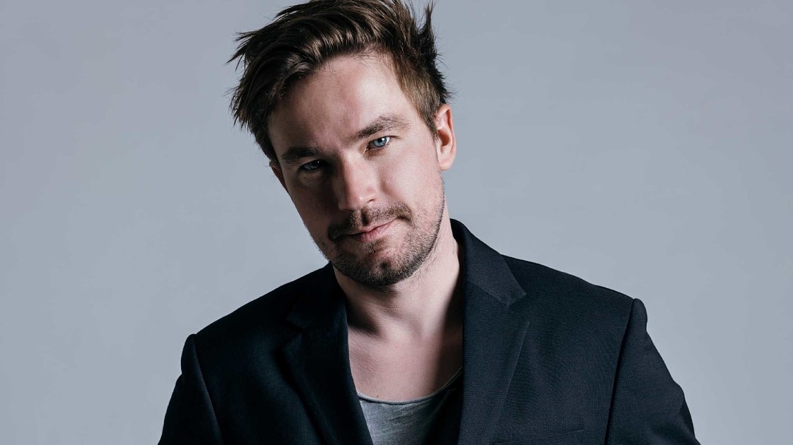 Позавчера в российский прокат вышел фильм, который собрал за первые выходные более 500 миллионов рублей. Главную роль играет 35-летний актёр, который пять лет подряд возглавляет списки самых кассовых звёзд отечественного кино. При этом он почти не появляется на телевидении, не ведёт соцсетей и не участвует в ток-шоу. Александр Петров. Выпускник Переславского нефтехимического колледжа, который пришёл в кино без связей и актёрской династии за спиной. Как парень из провинциального городка с населением 40 тысяч человек стал главным героем российского кино для десятков миллионов зрителей? Это история не о везении, а о гениальном чутье на роли. История о том, как стать лицом национального кино, говоря со зрителем на языке простых и честных эмоций.