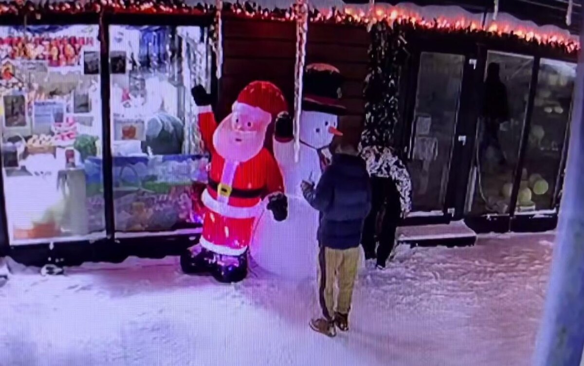    Видеофакт: Деда Мороза украли у овощного ларька в Ижевске