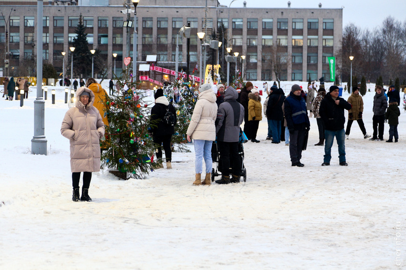    На площади Молодежи 28 декабря завершился фестиваль "Ёлки Русского Севера". Там установили 43 ёлочки