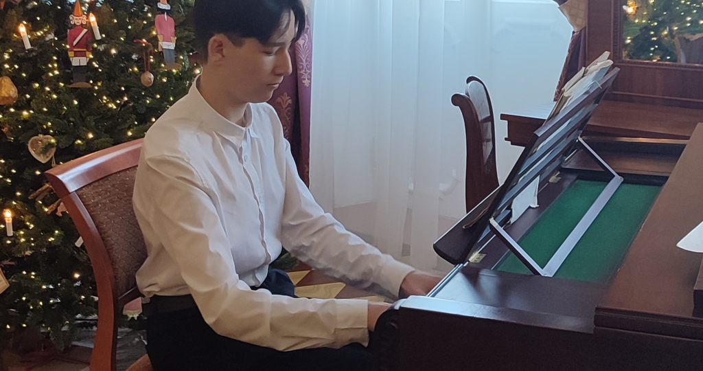 Мечту юного музыканта из многодетной семьи из Ижевска исполнили в рамках «Елки желаний»