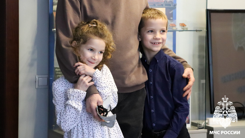 Личный состав Главного управления исполняет желания детей